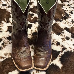 Womens size 9 Ariat boots.